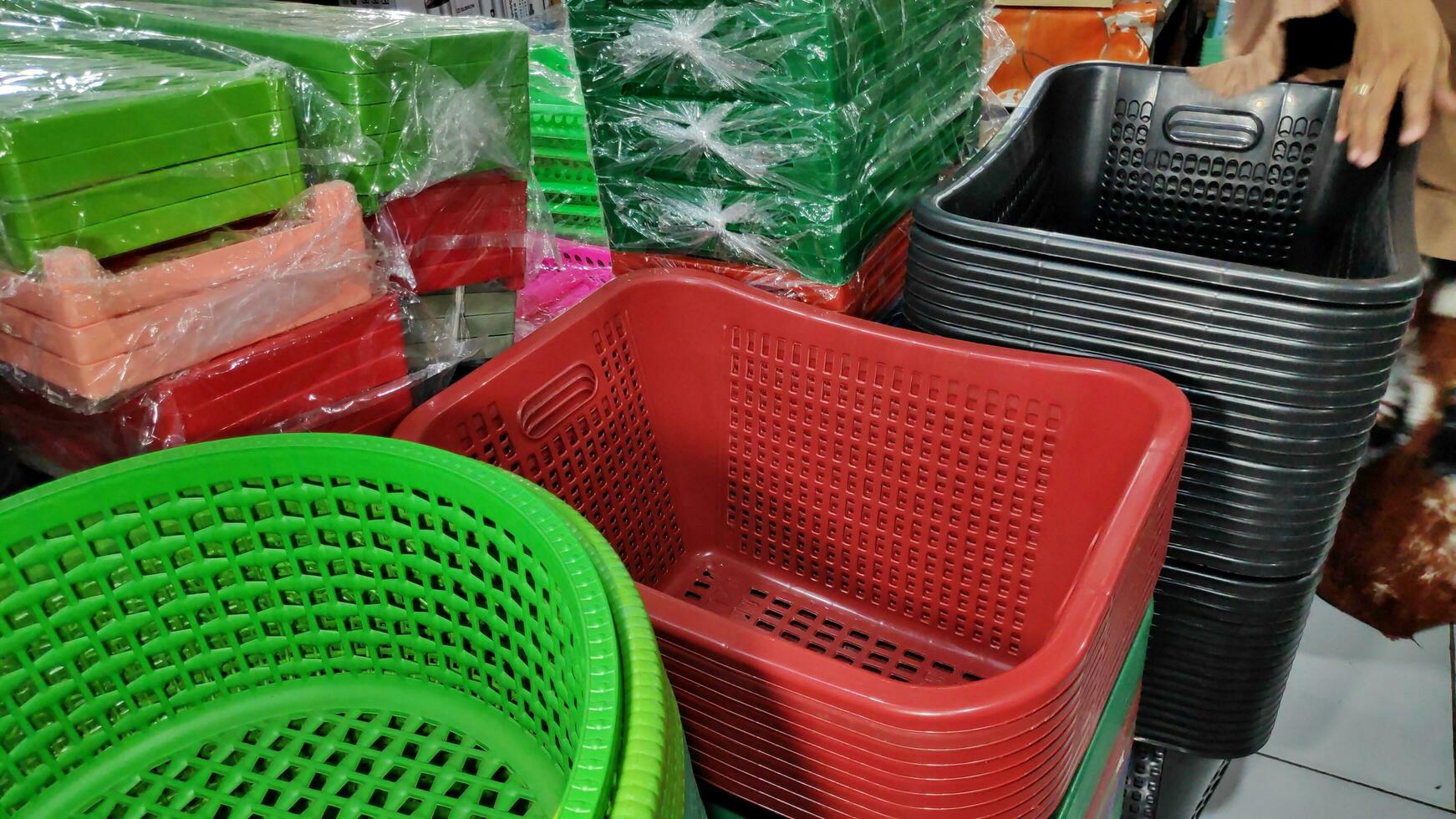 pas cher Plastique Ménage articles pour vente sur le marché proche en haut photo