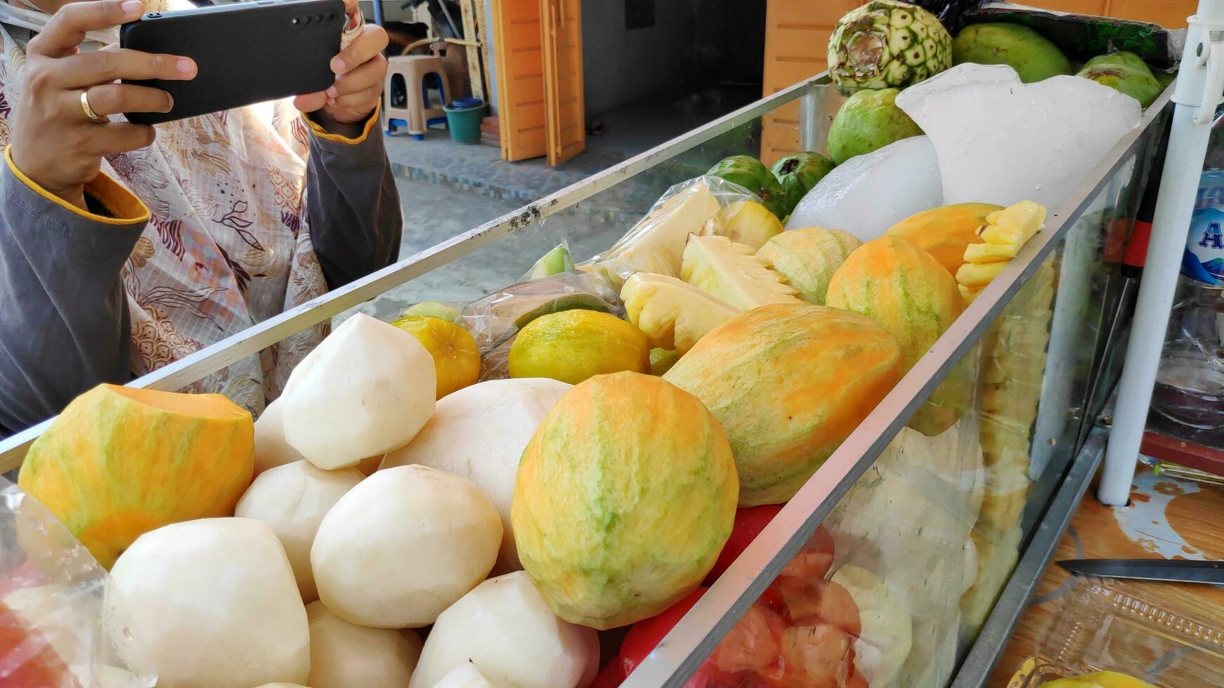 fruit rujak Chariot par rue vendeurs. rujak fruit ou traditionnel fruit salade de Indonésie photo