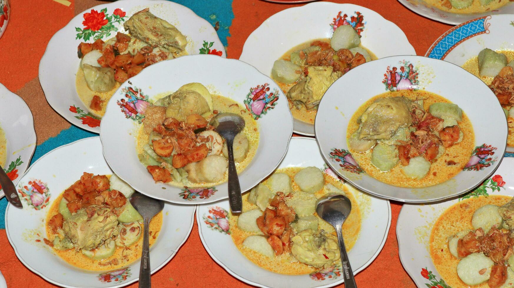 long sayur ou légume riz gâteau est un indonésien traditionnel nourriture photo