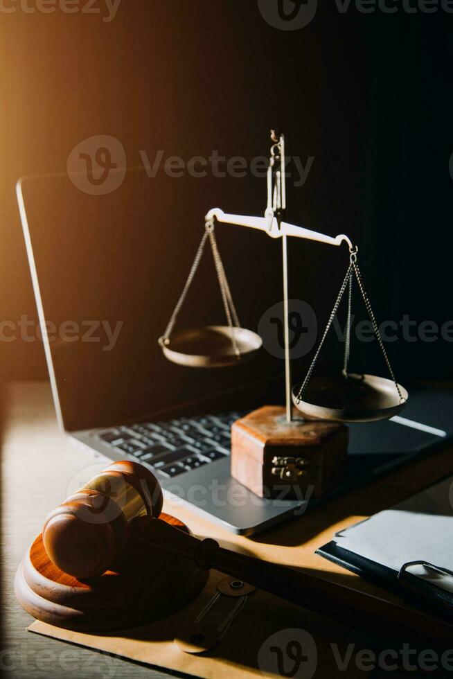 concept de technologie juridique de droit. marteau de juge sur ordinateur avec balance de justice sur le bureau de l'avocat. photo