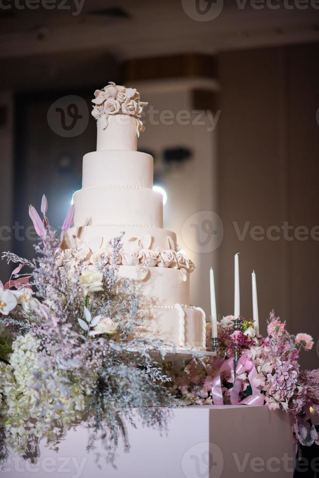 beau gâteau de mariage avec arrière-plan flou photo