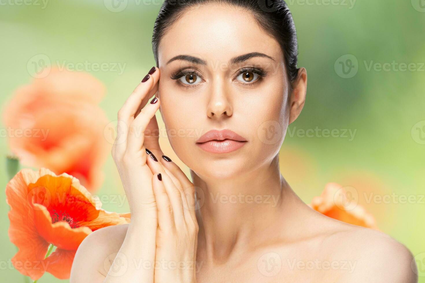 magnifique femme visage portrait plus de fleuri flou Contexte. beauté peau se soucier concept photo