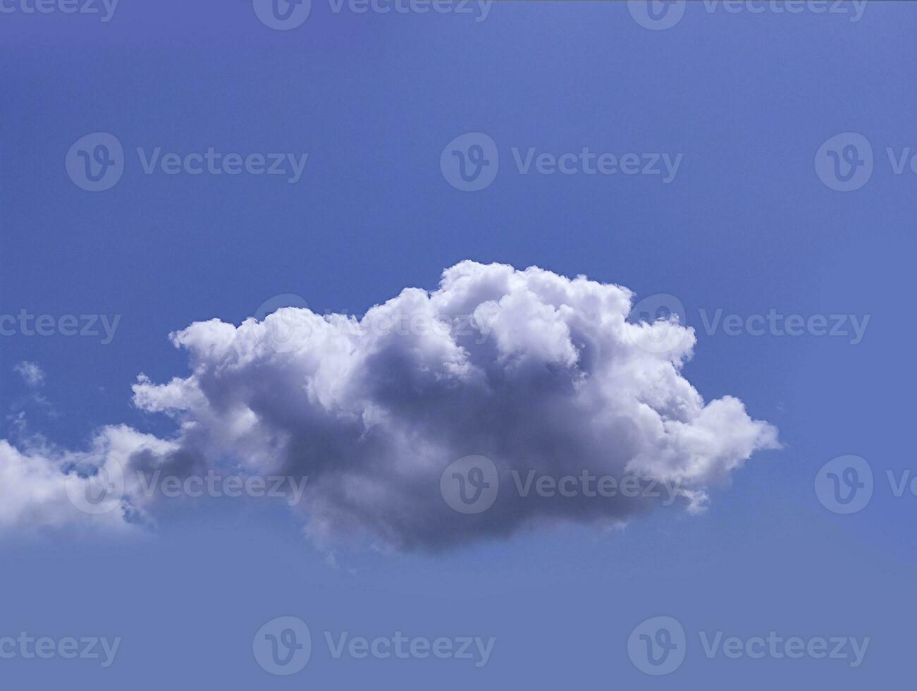 blanc des nuages plus de bleu ciel Contexte. duveteux cumulus nuage photo