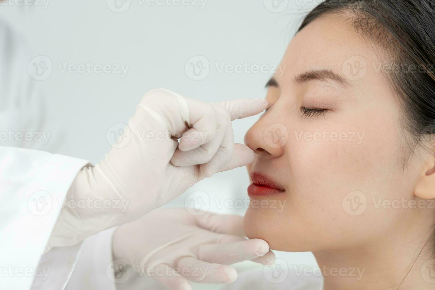 Plastique chirurgie, beauté, chirurgien ou esthéticien émouvant femme affronter, chirurgical procédure cette impliquer modifier forme de nez, médecin examine patient nez avant rhinoplastie, médical assistance, santé photo