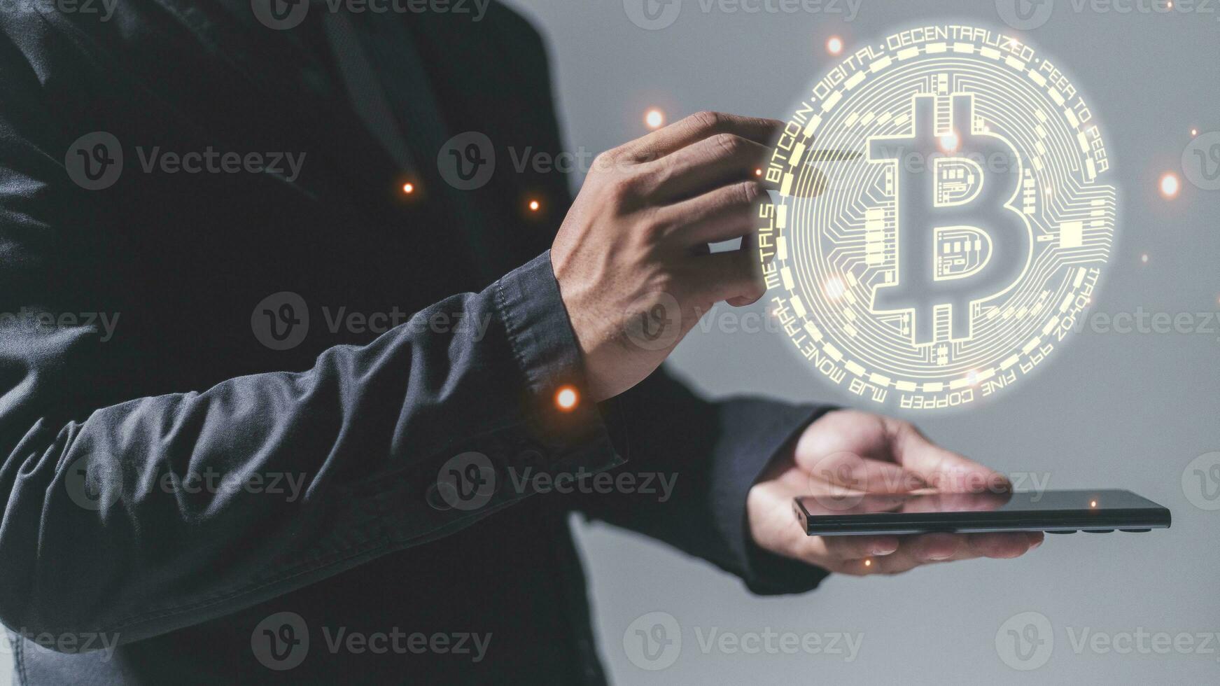 homme en portant crédit carte et en utilisant tablette avec bitcoin symbole. crypto-monnaie concept. photo