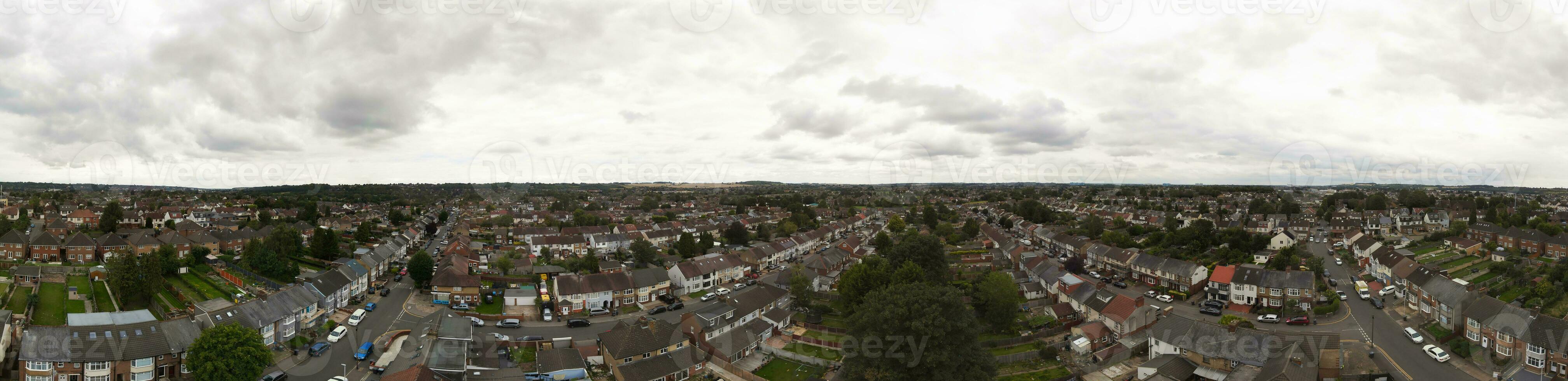 haute angle drone caméra métrage de panoramique spectaculaire des nuages et ciel plus de le luton ville de Angleterre Royaume-Uni, août 4ème, 2023 photo