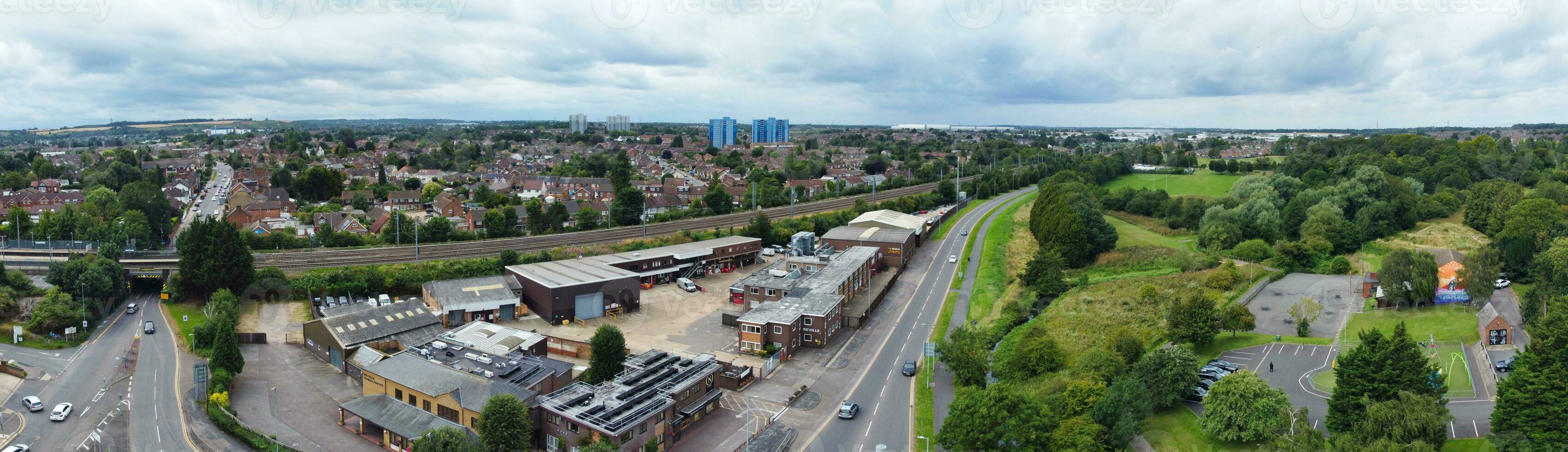 haute angle vue de occidental luton ville et Résidentiel district. aérien vue de capturé avec drone caméra sur 30 juillet, 2023. Angleterre, Royaume-Uni photo