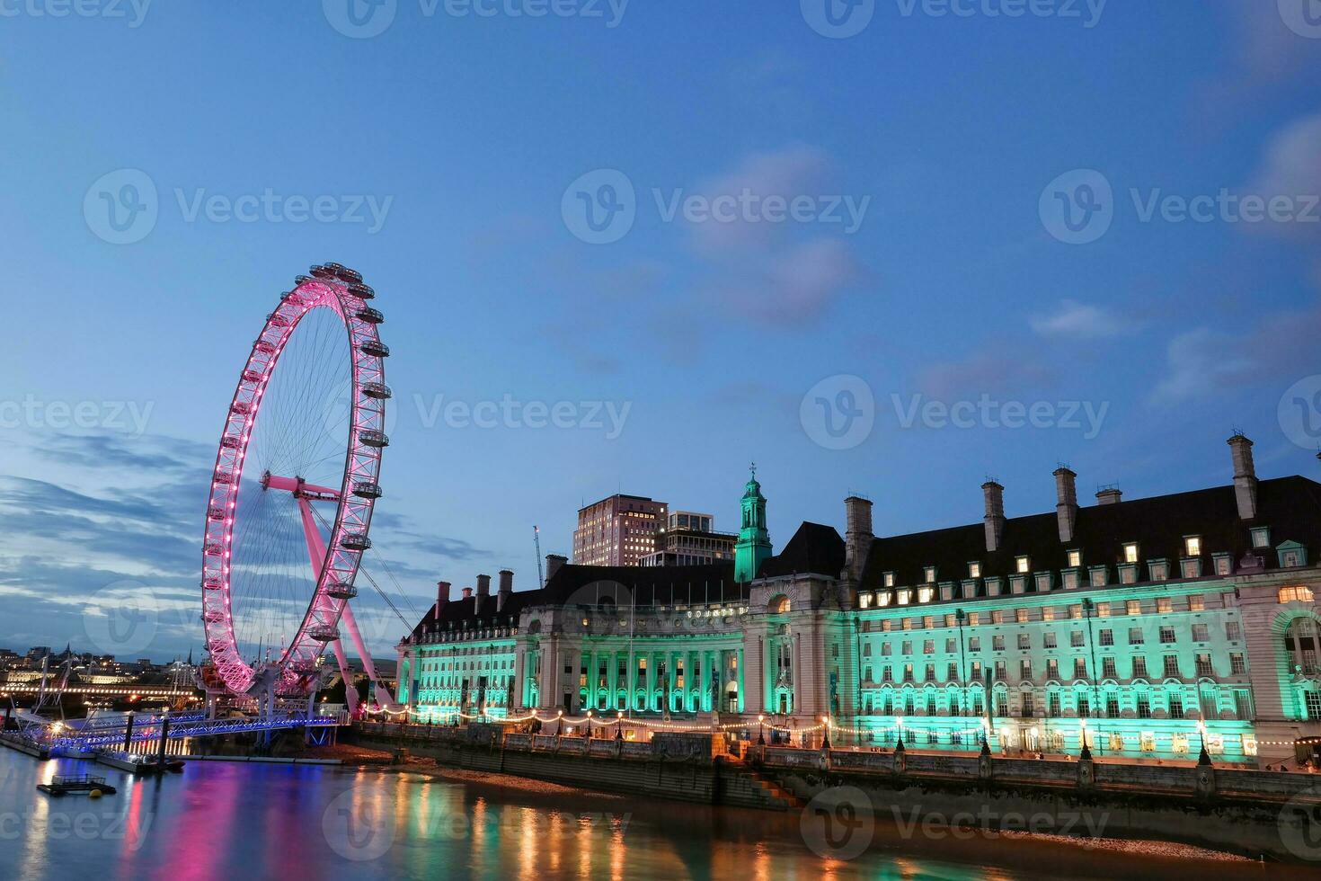 plus magnifique métrage de illuminé Londres œil de rivière Tamise Westminster, gros ben l'horloge la tour à après le coucher du soleil nuit. Angleterre génial Grande-Bretagne, métrage a été capturé sur août 02ème, 2023 après le coucher du soleil. photo