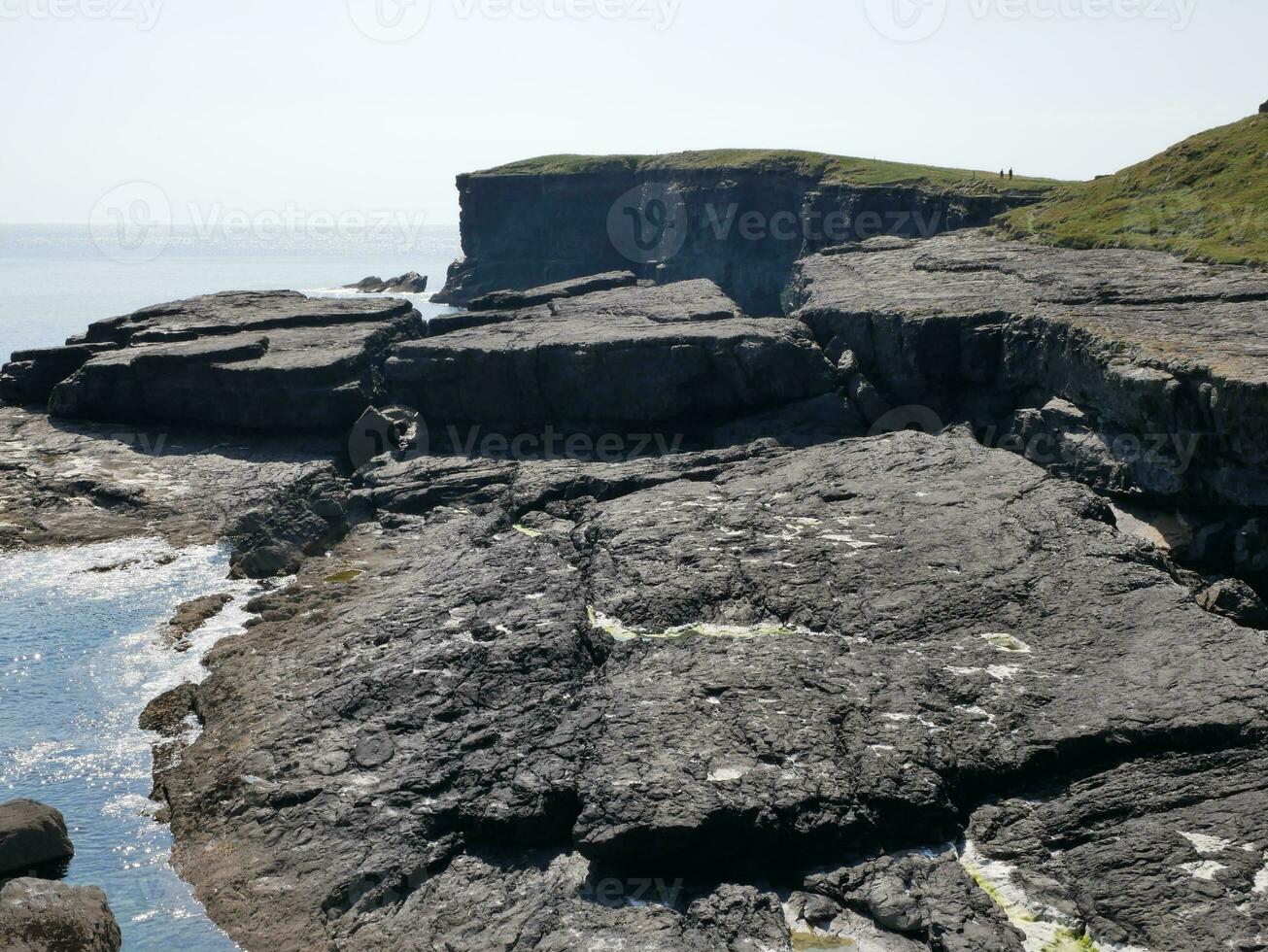 falaises et atlantique océan arrière-plan, rochers et lagune, beauté dans la nature. vacances voyage fond d'écran photo