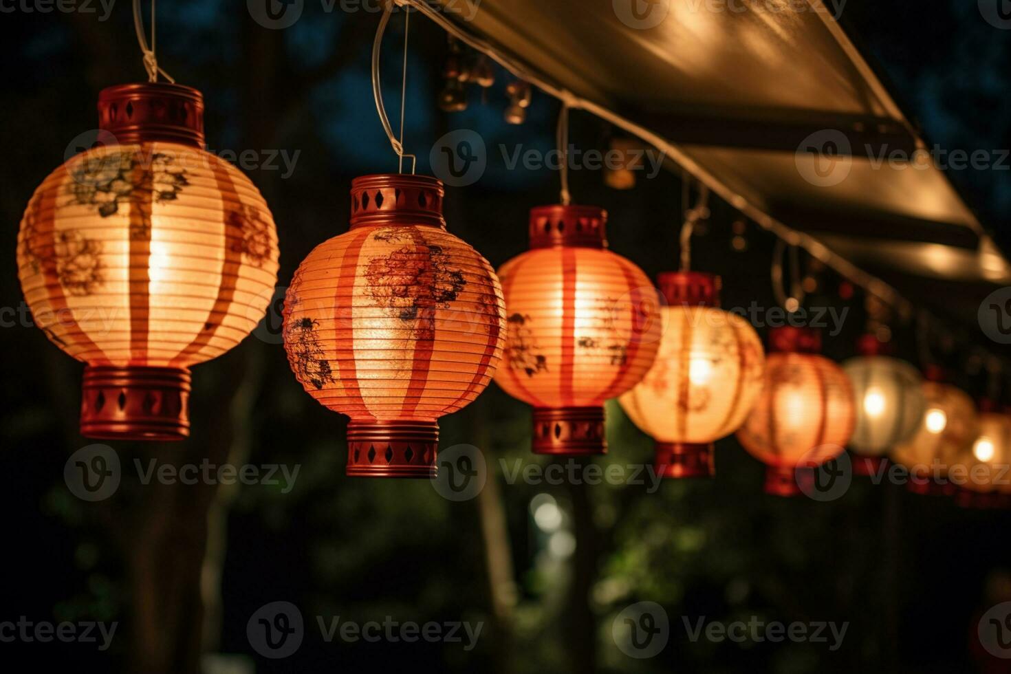coloré papier lanternes pendaison de une en bois structure photo