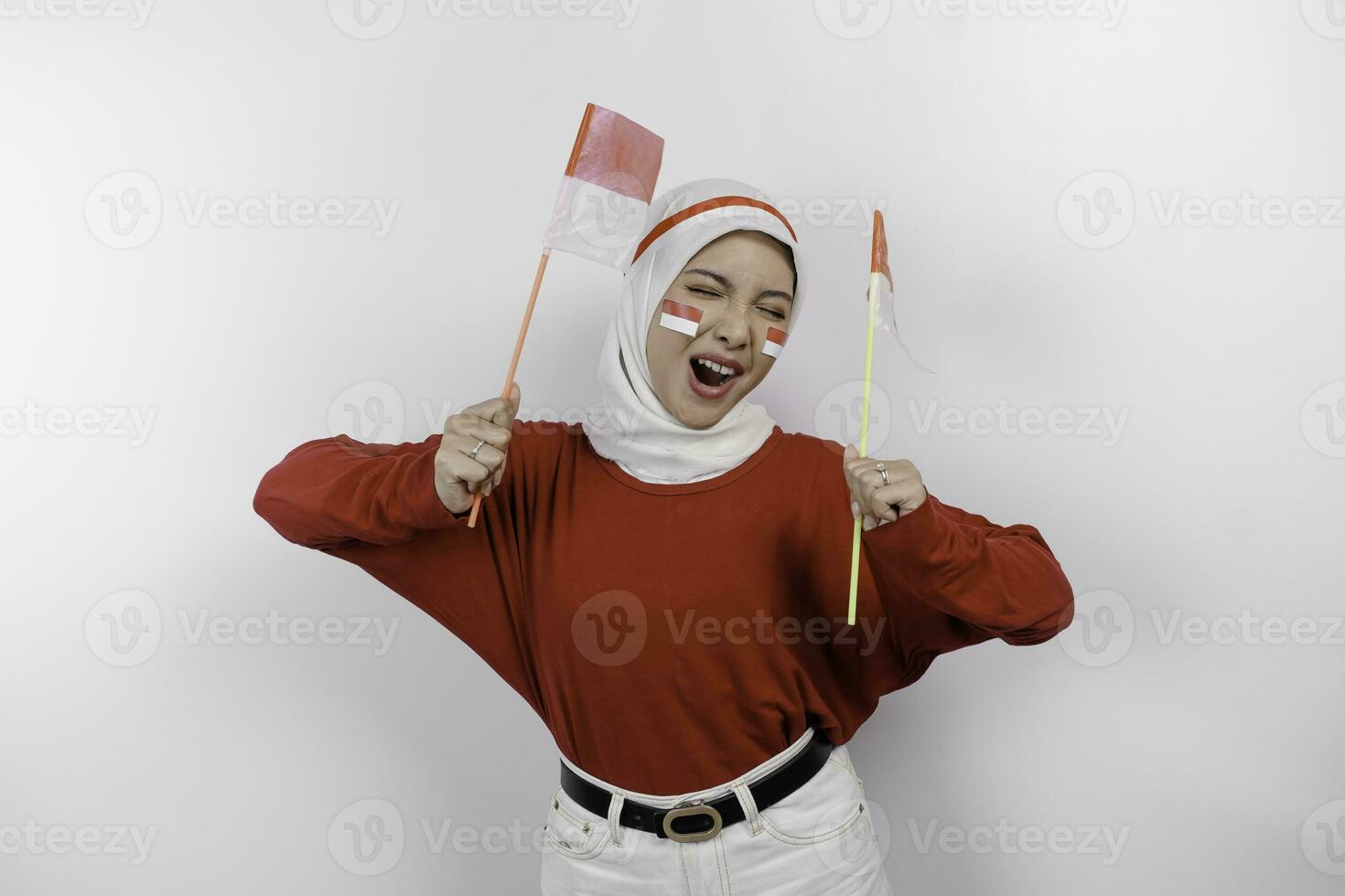 une Jeune asiatique musulman femme avec une content réussi expression portant rouge Haut et blanc hijab tandis que en portant l'indonésie drapeau, isolé par blanc Contexte. l'indonésie indépendance journée concept. photo