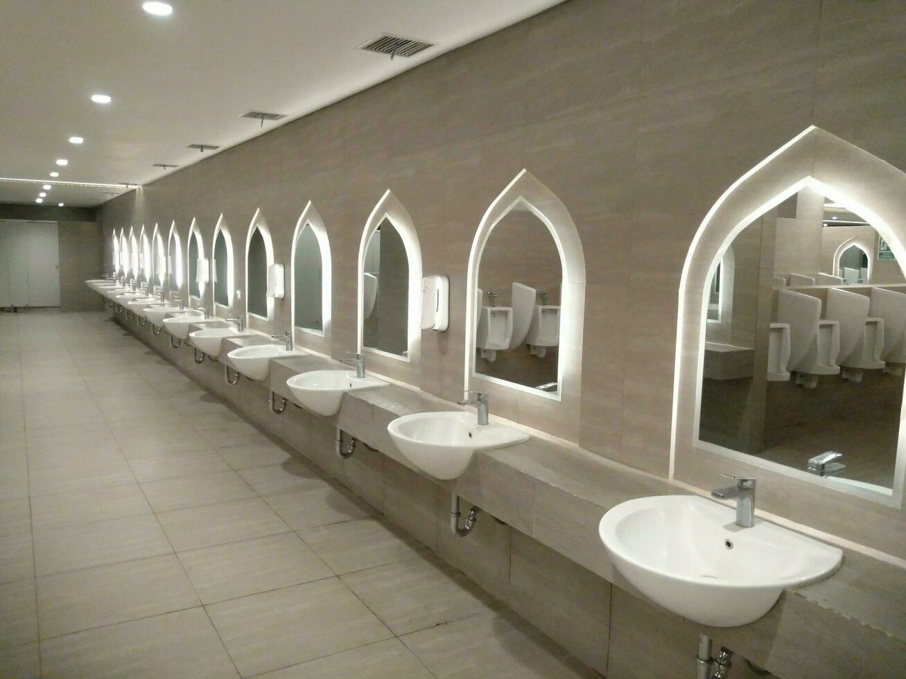 le ablution pièce dans le mosquée. le wudu toilettes photo