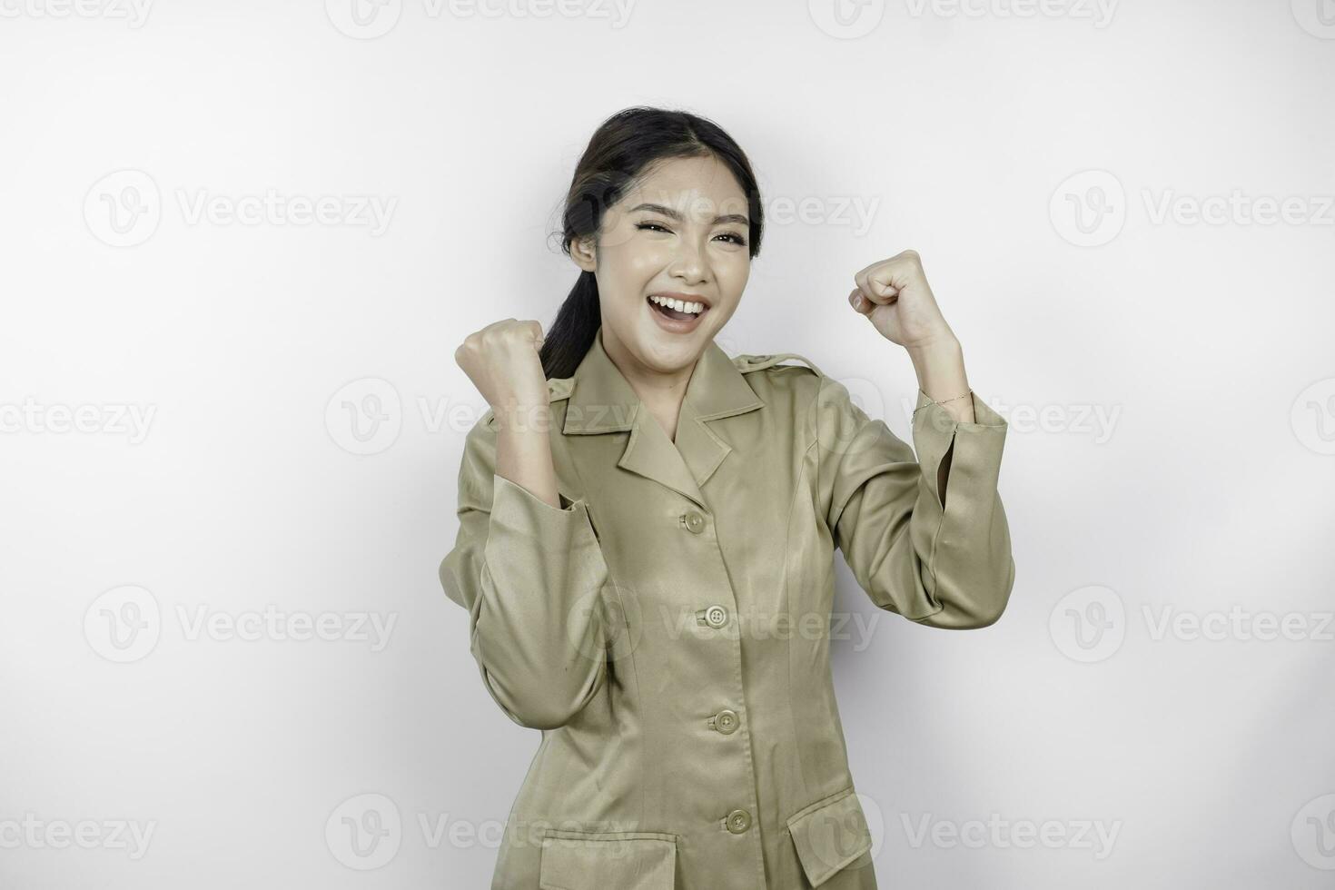 magnifique asiatique femme portant uniforme sentiment passionné. Succès concept de indonésien gouvernement des employés photo