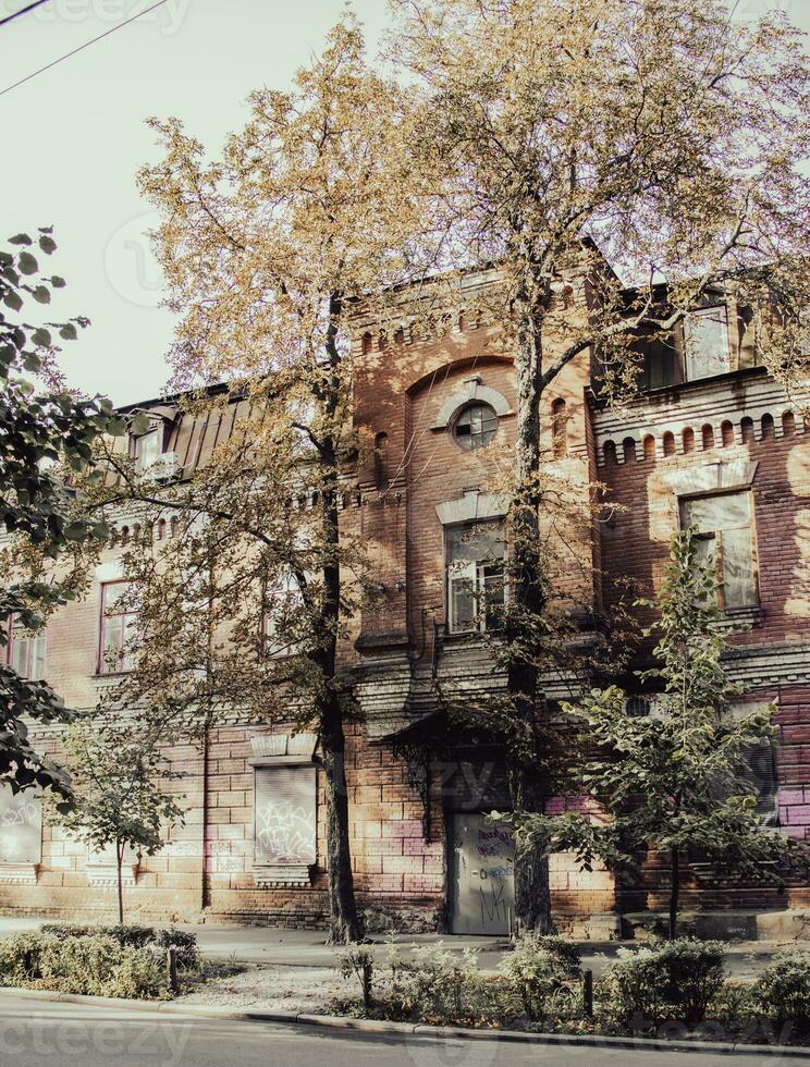 vieux ancien bâtiment dans l'automne paysage urbain concept photo