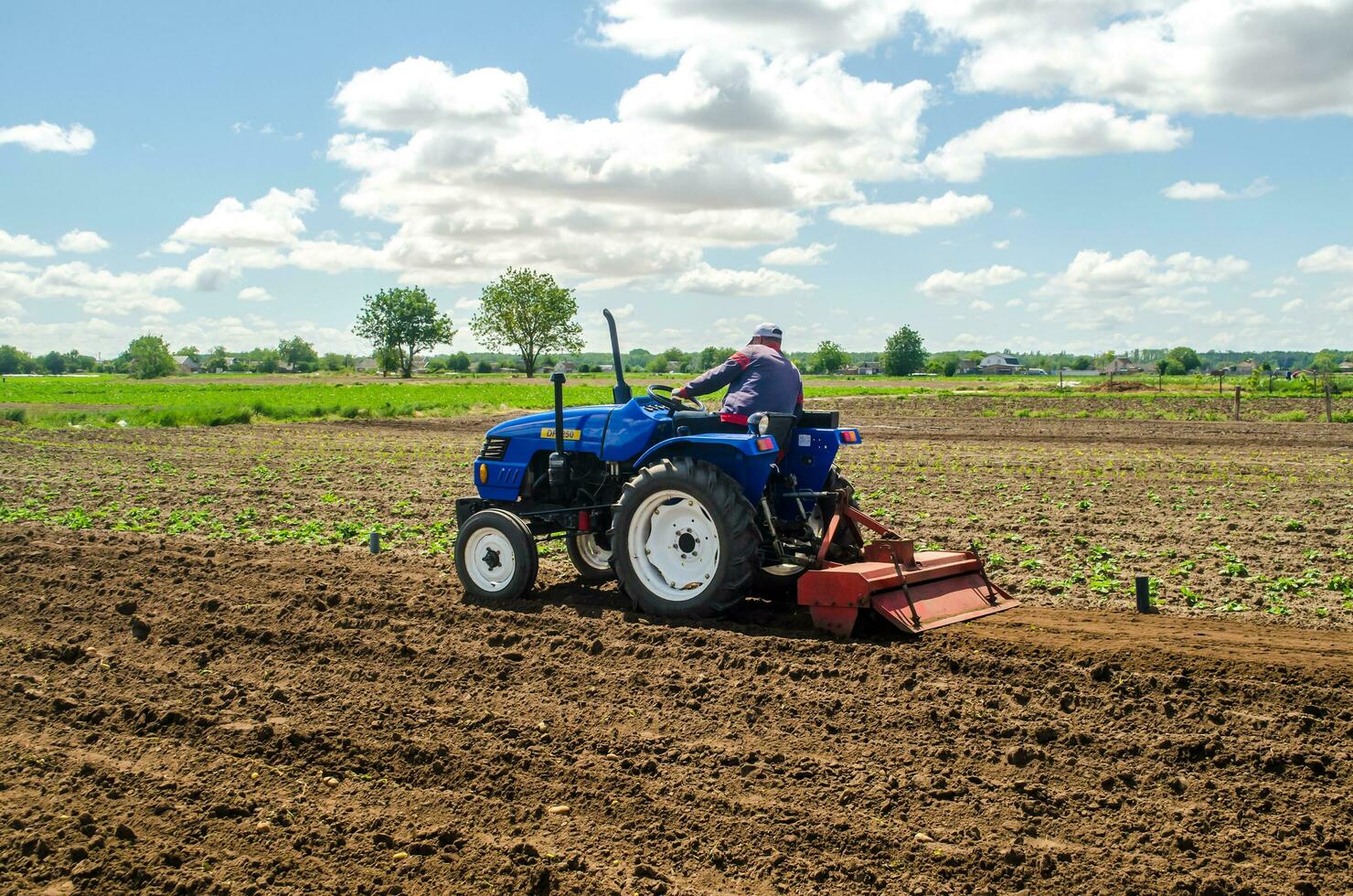 kerson oblast, Ukraine - mai 28, 2020 une agriculteur est cultiver une champ avant replantation semis. fraisage sol, écrasement et relâchement sol avant Coupe Lignes. agriculture et secteur agroalimentaire photo