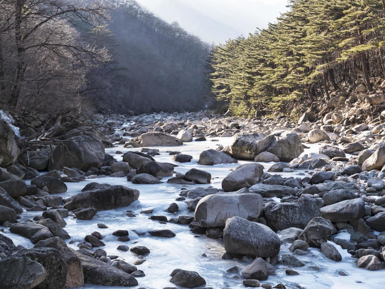 rivière de montagne gelée dans le parc national de seoraksan, corée du sud photo