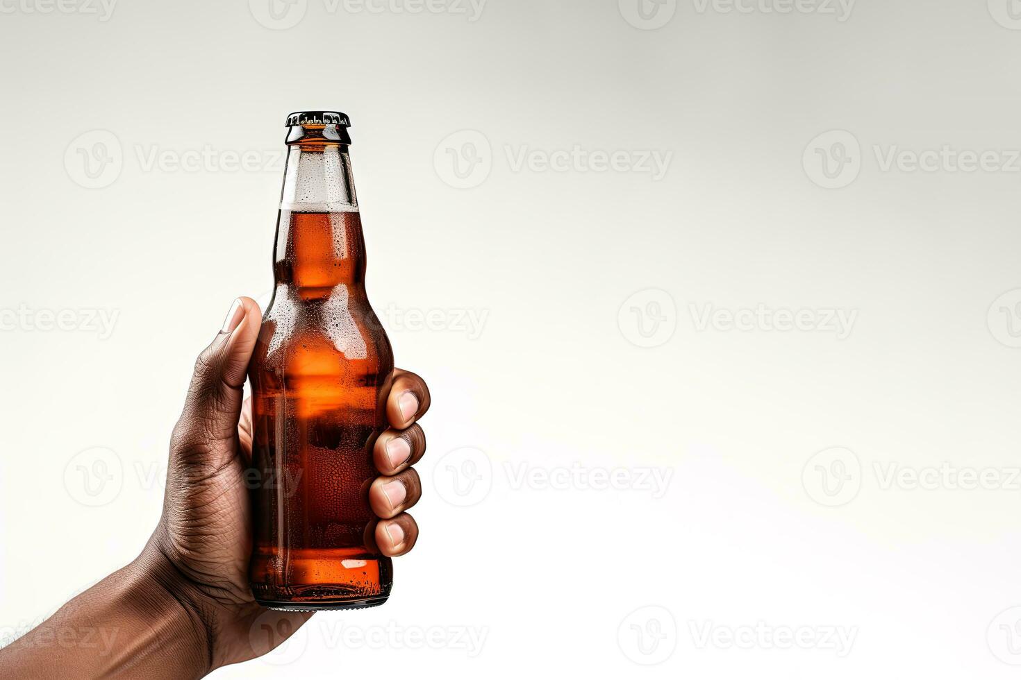 une Masculin main en portant en haut une bouteille de Bière isolé sur une blanc Contexte avec copie espace. ai généré photo