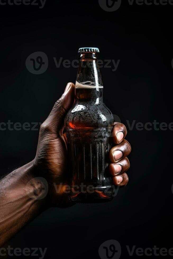 une Masculin main en portant en haut une bouteille de Bière isolé sur une noir Contexte. ai généré photo