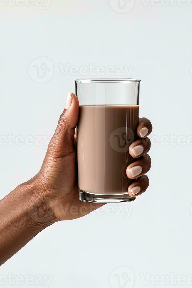 main en portant une verre de délicieux Chocolat Lait isolé sur blanc Contexte. ai généré photo