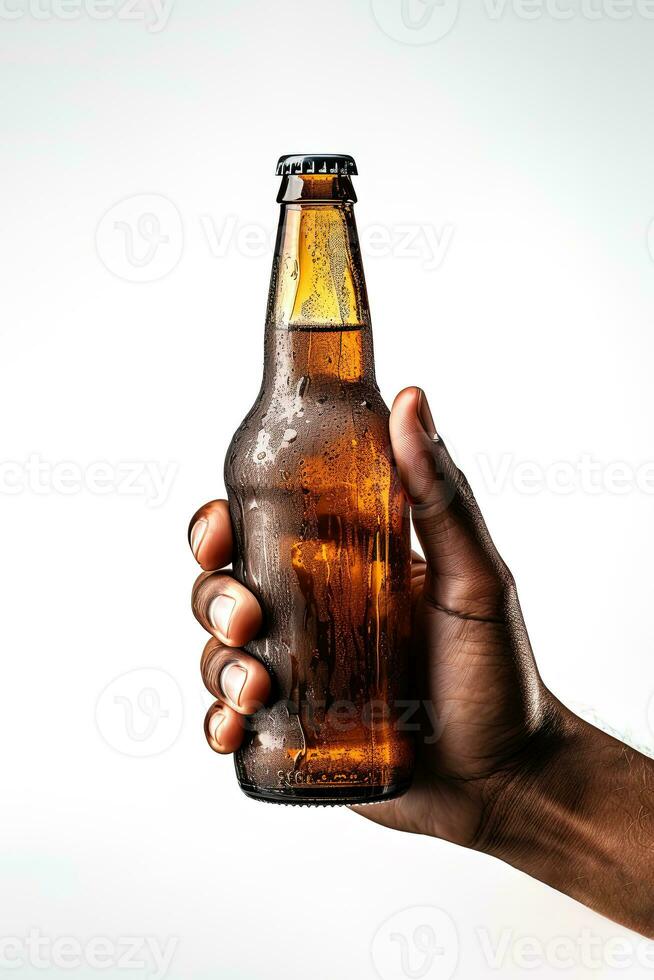 une Masculin main en portant en haut une bouteille de Bière isolé sur une blanc Contexte. ai généré photo