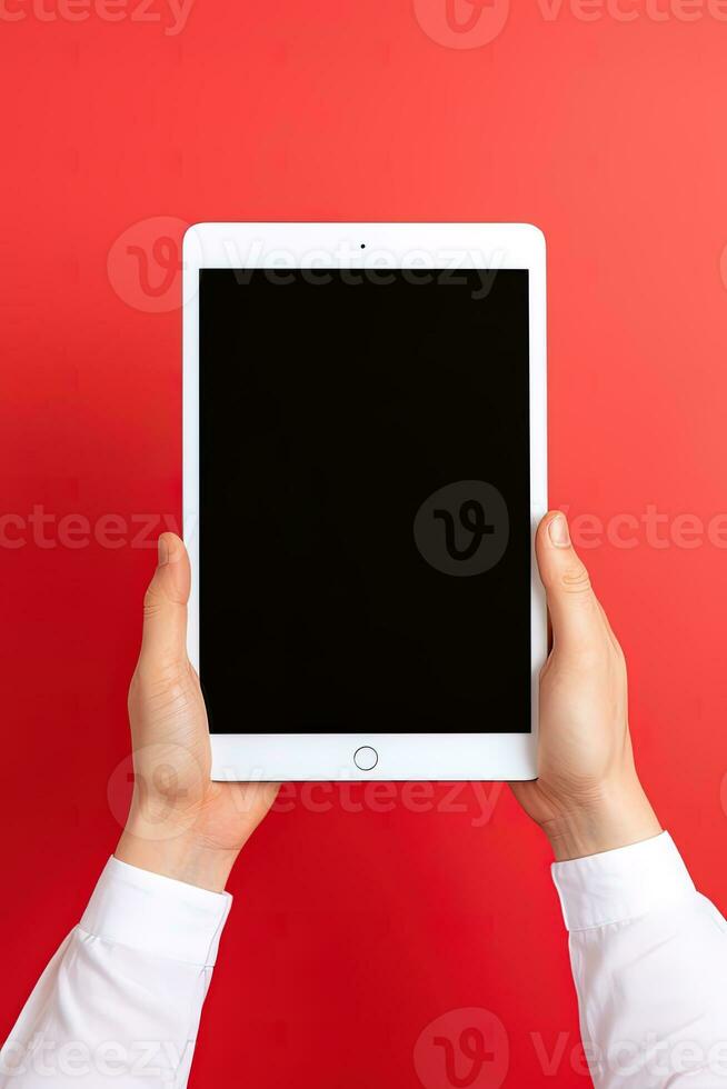 main en portant tablette avec maquette Vide écran isolé sur rouge Contexte. ai généré photo