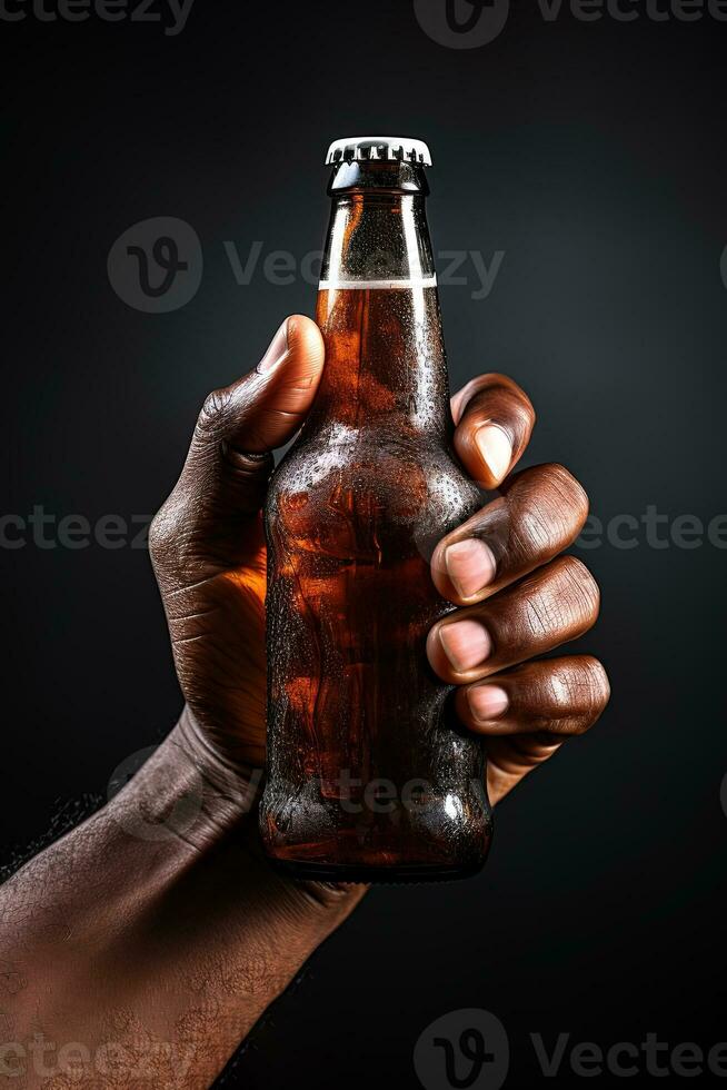 une Masculin main en portant en haut une bouteille de Bière isolé sur une noir Contexte. ai généré photo