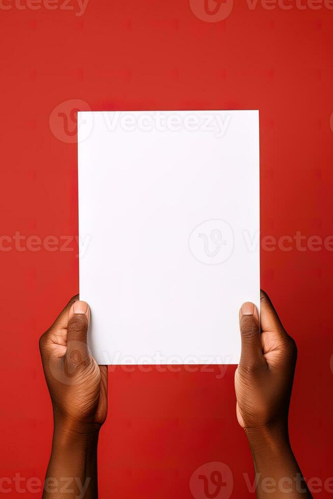 une Humain main en portant une Vide feuille de blanc papier ou carte isolé sur rouge Contexte. ai généré photo