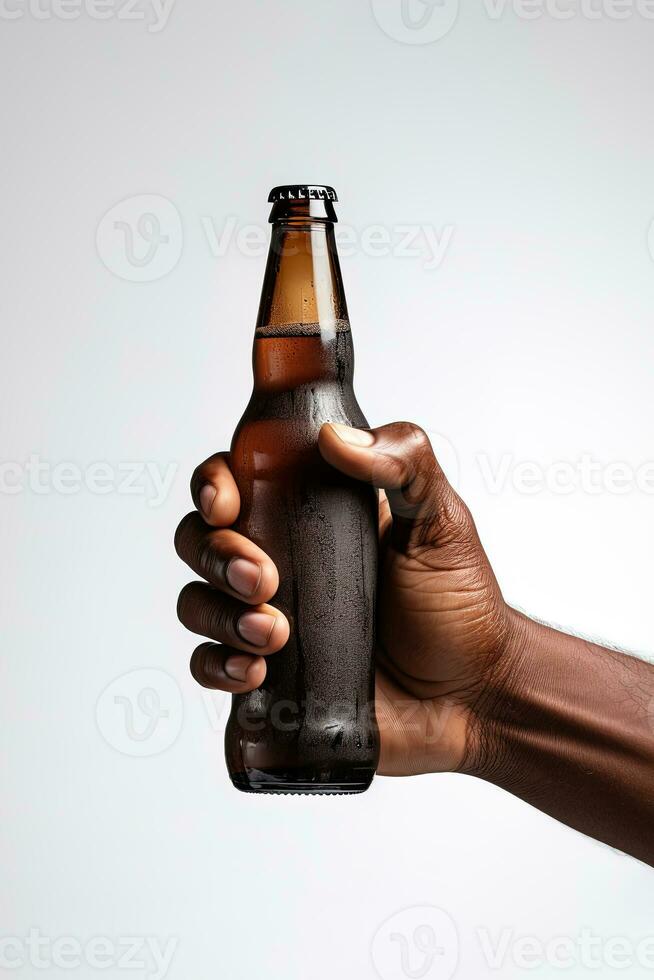 une Masculin main en portant en haut une bouteille de Bière isolé sur une blanc Contexte. ai généré photo