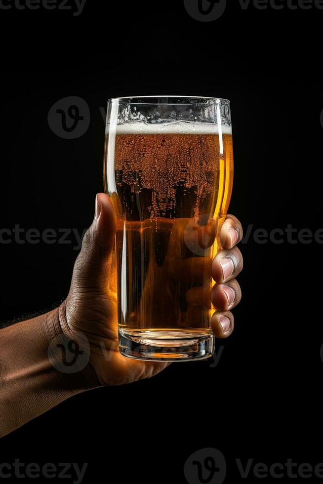 une Masculin main en portant en haut une verre de Bière isolé sur une noir Contexte. ai généré photo