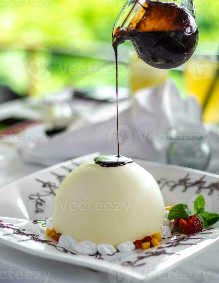 une Chocolat versé dessert sur une assiette photo