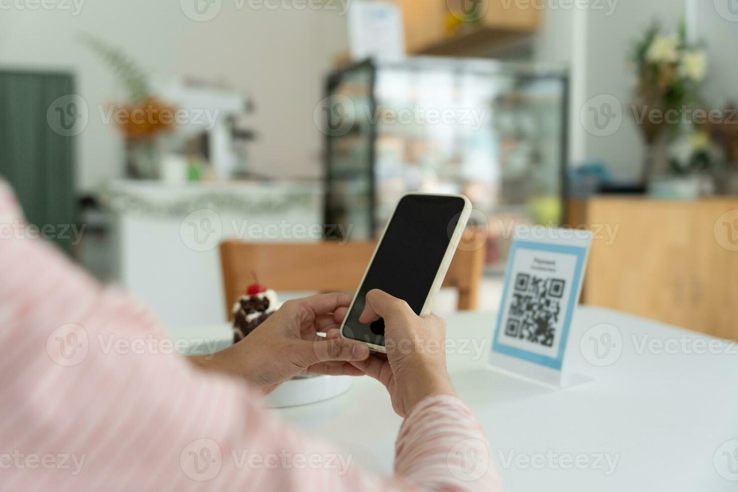 femme utilisation téléphone intelligent à analyse qr code pour commande menu dans café restaurant avec une numérique livraison. choisir menu et commande accumuler rabais. e portefeuille, technologie, Payer en ligne, crédit carte, banque application. photo