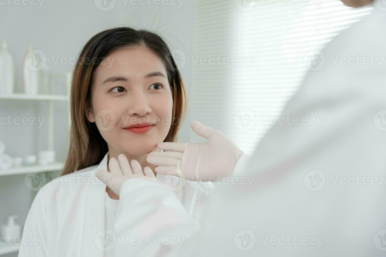 beauté asiatique sourire et content après chirurgie, cosmétique chirurgie, peau blanchiment injection, remplissage injection, peau refaire, magnifique asiatique les filles recevoir beauté traitements à beauté clinique, soin de la peau photo