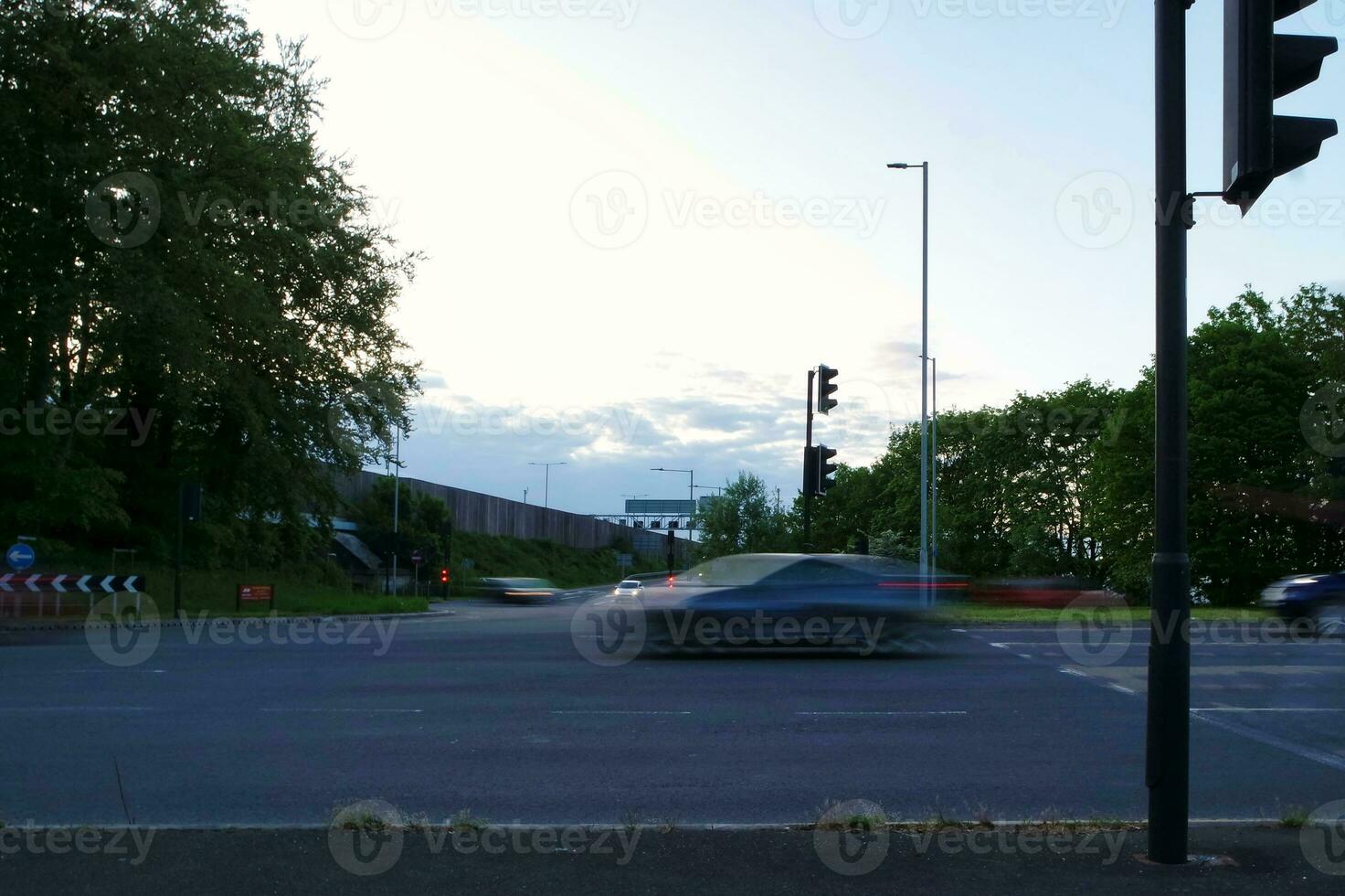 longue exposition ville et route métrage de soir circulation plus de luton ville de Angleterre Royaume-Uni. capturé sur mai 15ème, 2023 photo