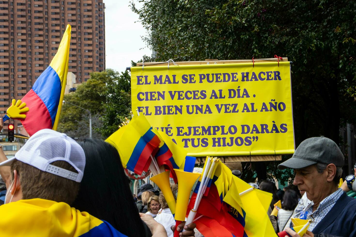 Bogota, Colombie, 16 août 2023. Mars demander pour gustave petro mise en accusation. paisible manifestation Mars dans Bogota Colombie contre le gouvernement de gustave petro appelé la marcha de la mairie. photo