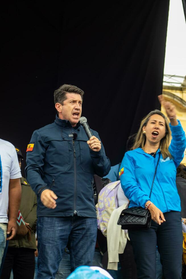 Bogota, Colombie, 16 août 2023. Diego molano à le Mars demander pour gustave petro mise en accusation. paisible manifestation. la marcha de la mairie. photo