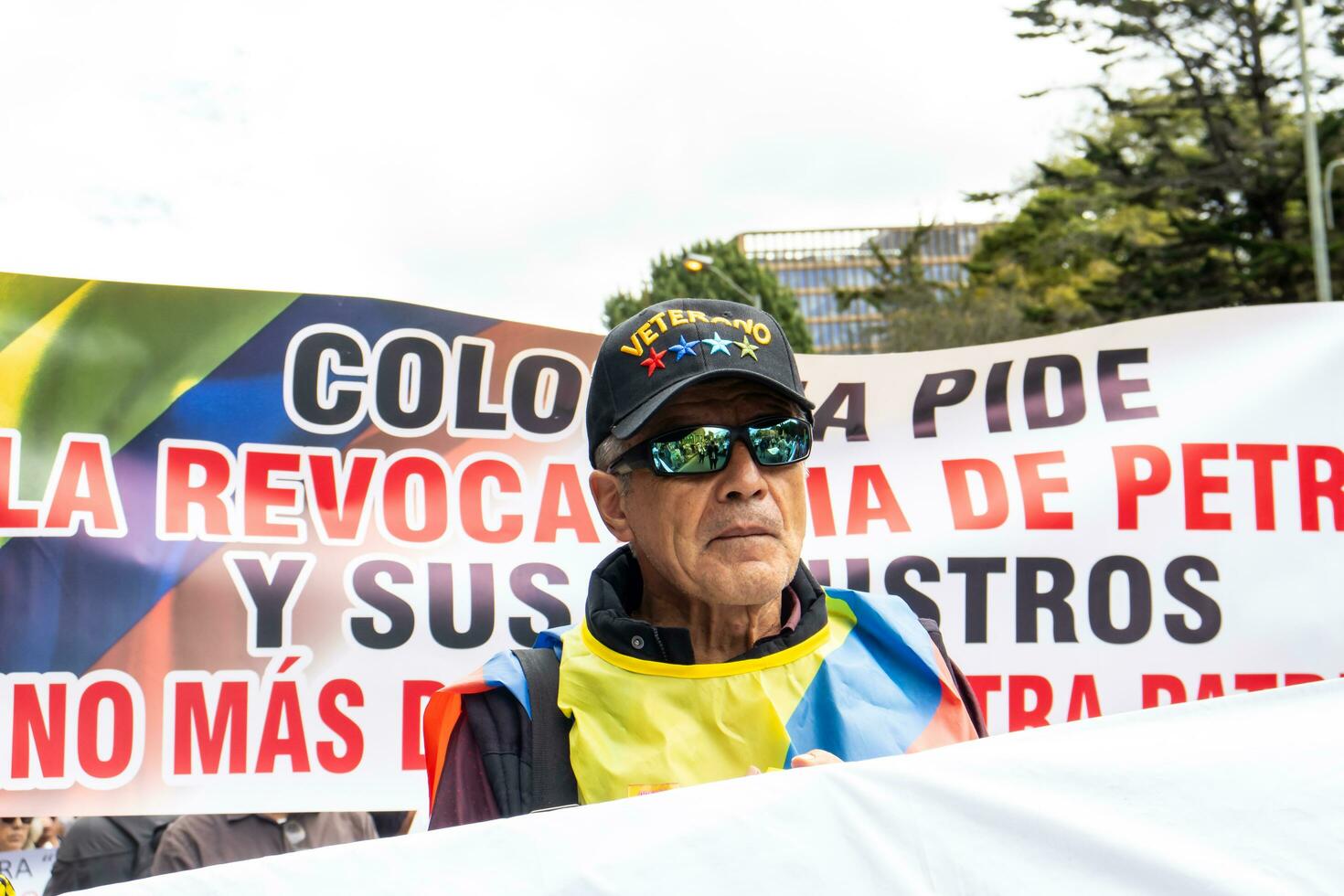 Bogota, Colombie, 16 août 2023. Mars demander pour gustave petro mise en accusation. paisible manifestation Mars dans Bogota Colombie contre le gouvernement de gustave petro appelé la marcha de la mairie. photo