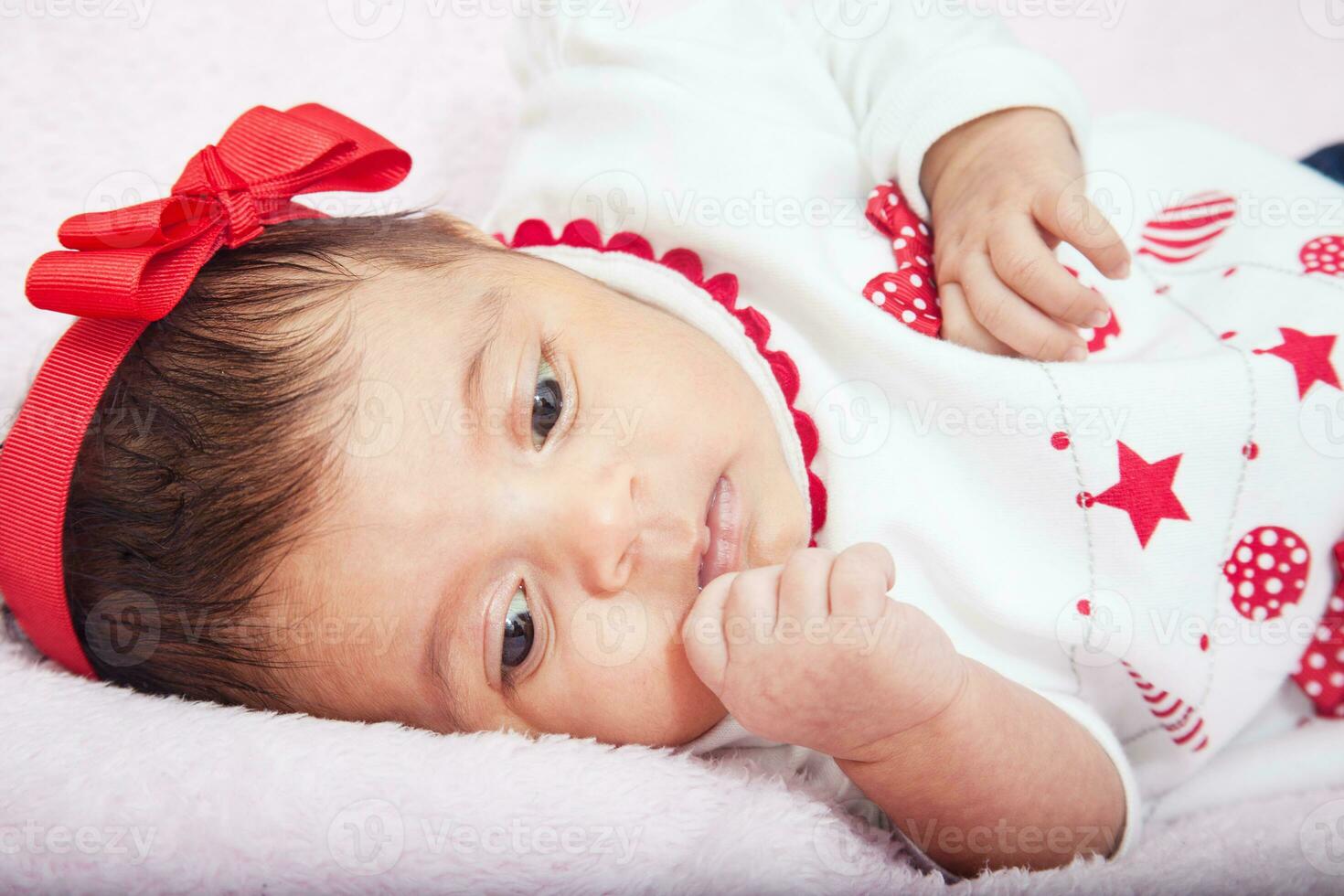 proche en haut de une sucré un mois bébé fille portant une rouge et blanc  Noël T-shirt. 27478673 Photo de stock chez Vecteezy