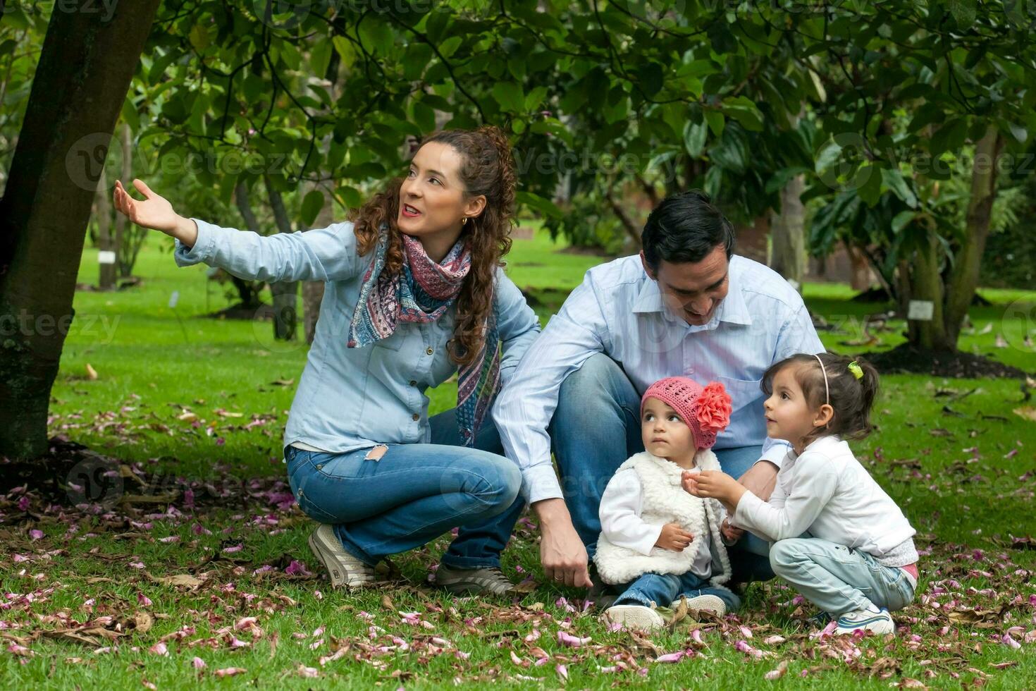 famille de quatre ayant amusement en plein air dans une magnifique ensoleillé journée à le parc. bonheur concept. famille concept. photo