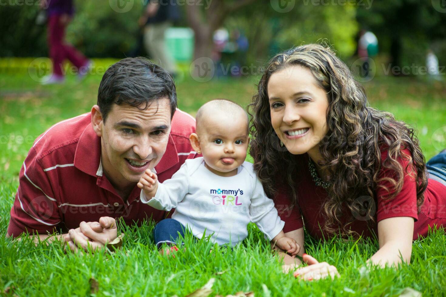 Jeune Parents ayant amusement en plein air avec leur six mois vieux bébé fille. bonheur concept. famille concept photo