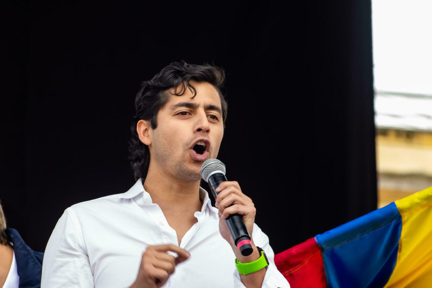 Bogota, Colombie, 16 août 2023. Ariel Ricardo armel à le Mars demander pour gustave petro mise en accusation. paisible manifestation. la marcha de la mairie. photo