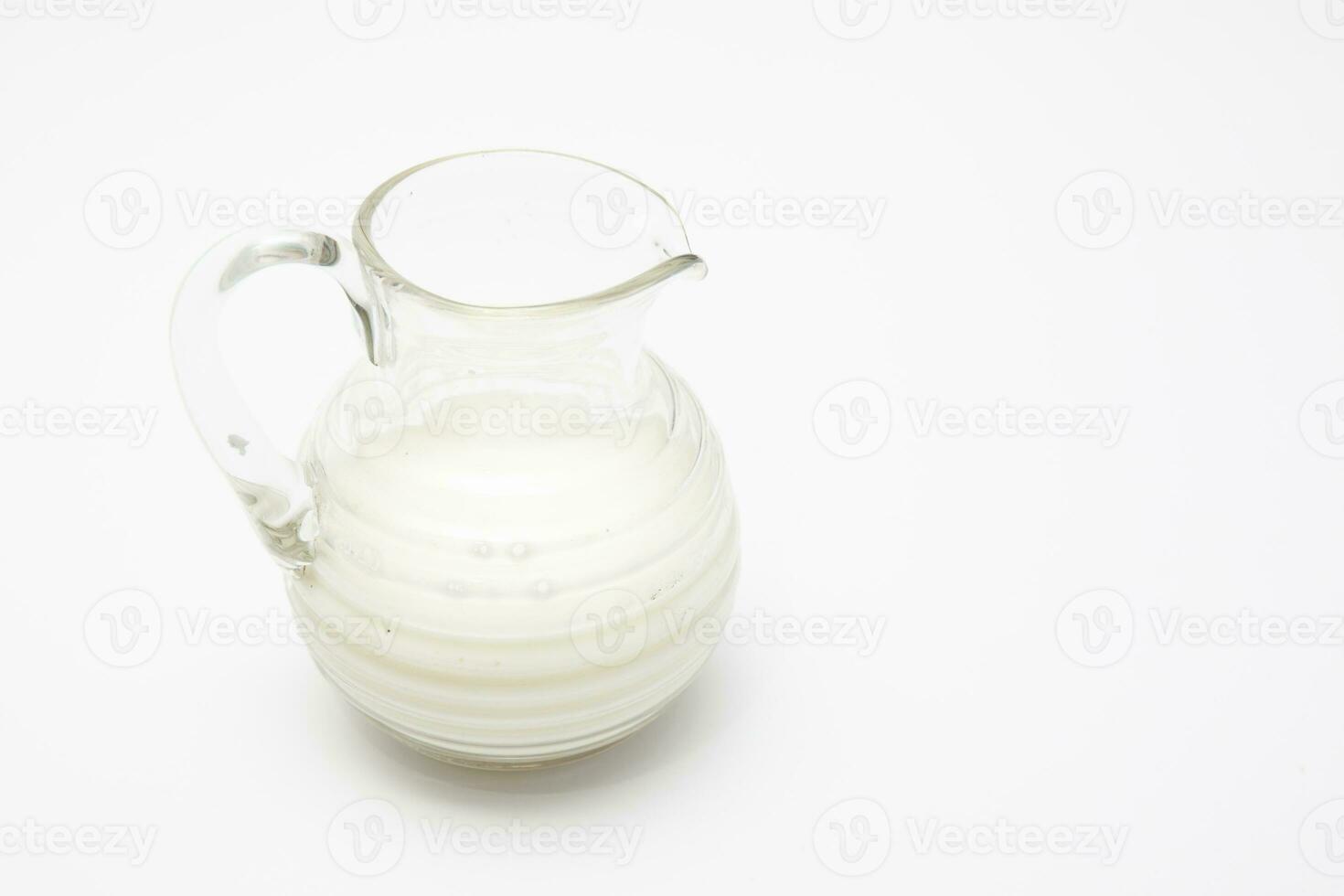 verre pot plein de Lait isolé sur blanc Contexte photo