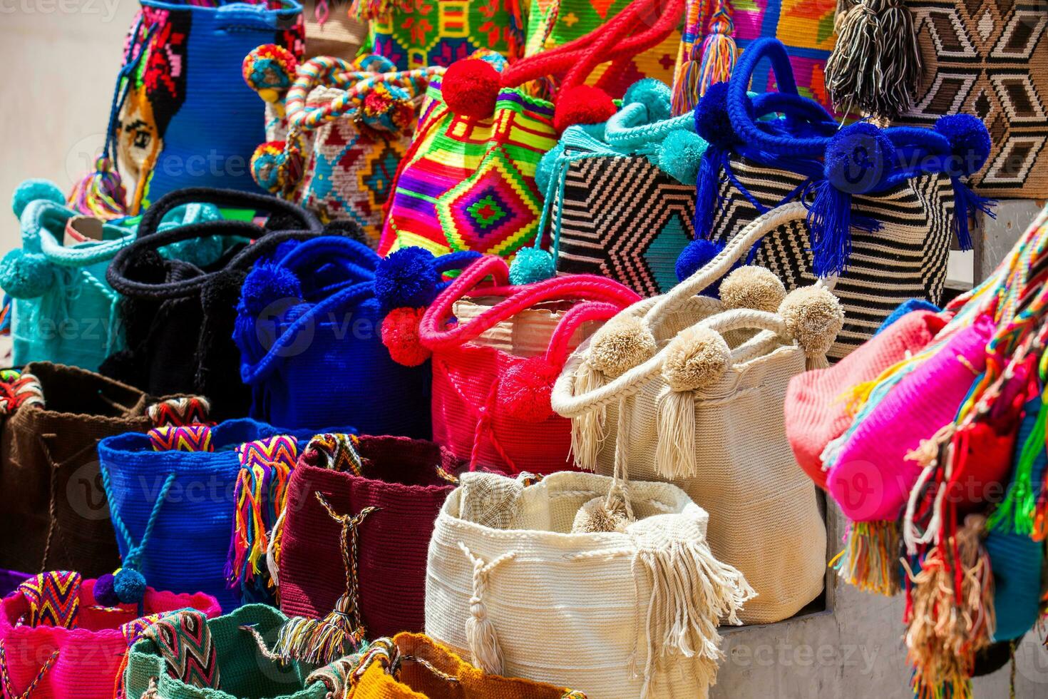 rue vendre de fabriqués à la main traditionnel très bien Sacs dans Carthagène de Indes photo