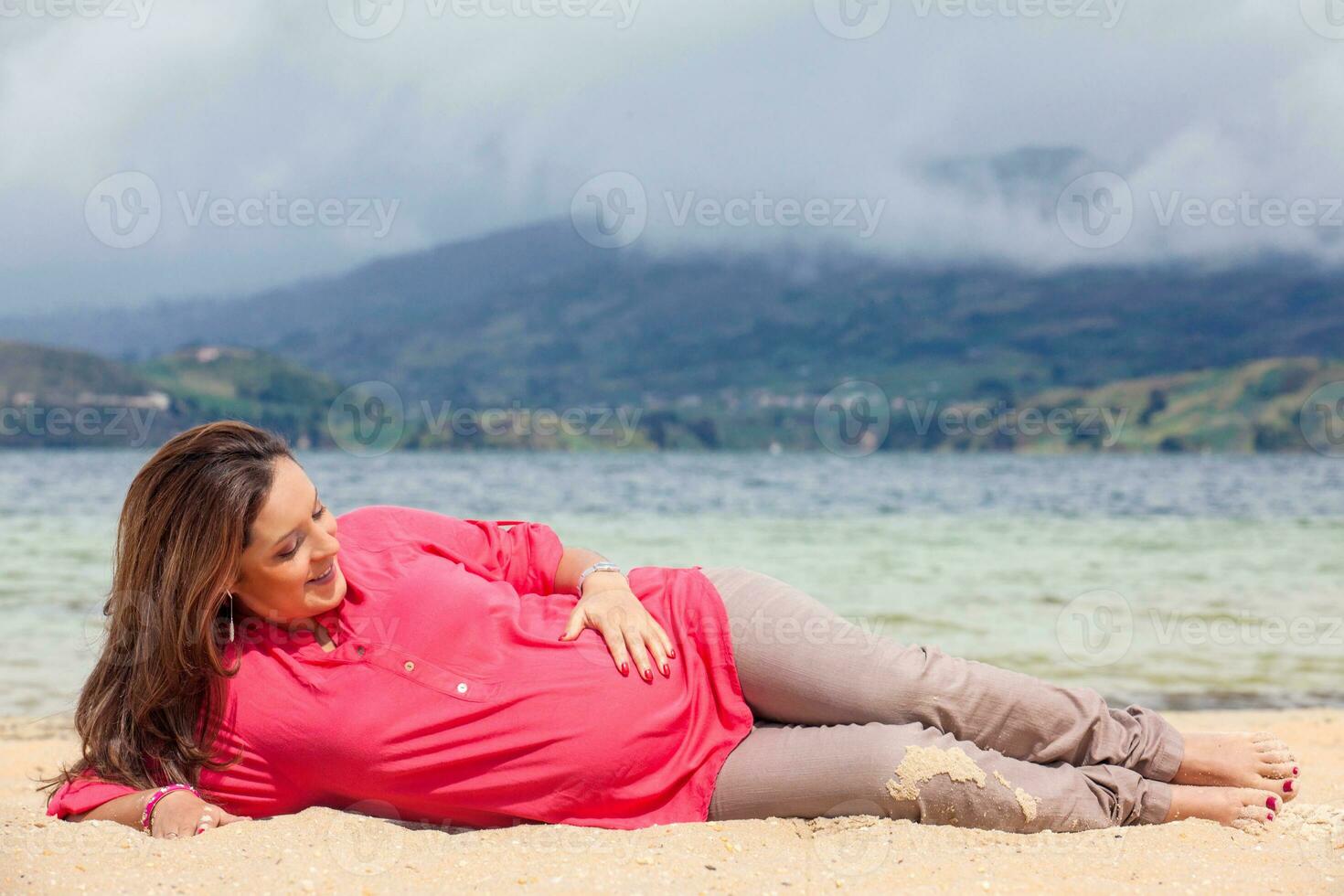 portrait de une Jeune femme attendre pour sa bébé à le magnifique blanc plage de Lac tout à fait situé dans le département de boyaca à 3 015 mètres au dessus mer niveau dans Colombie photo