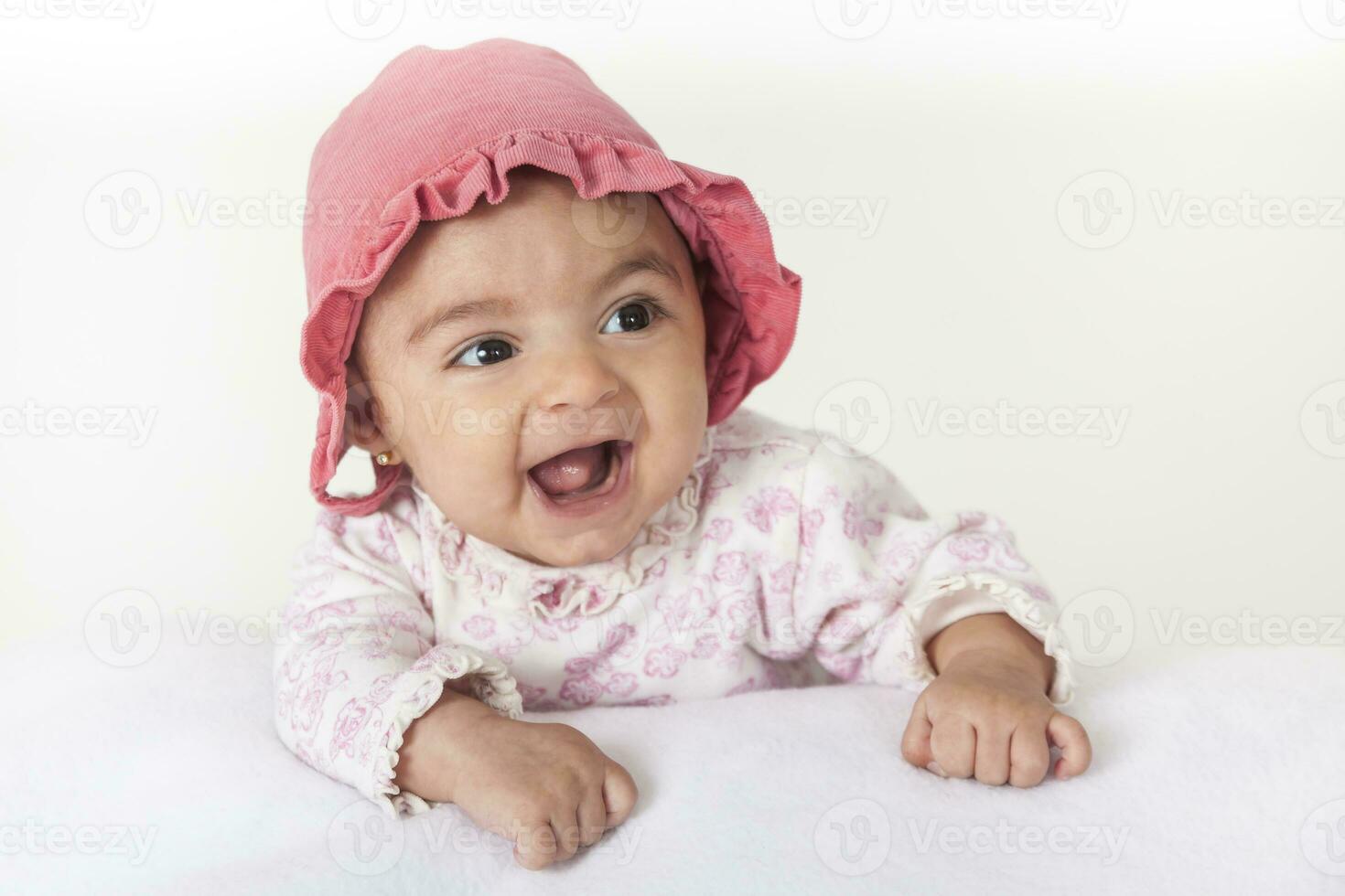 portrait de une magnifique quatre mois bébé fille photo