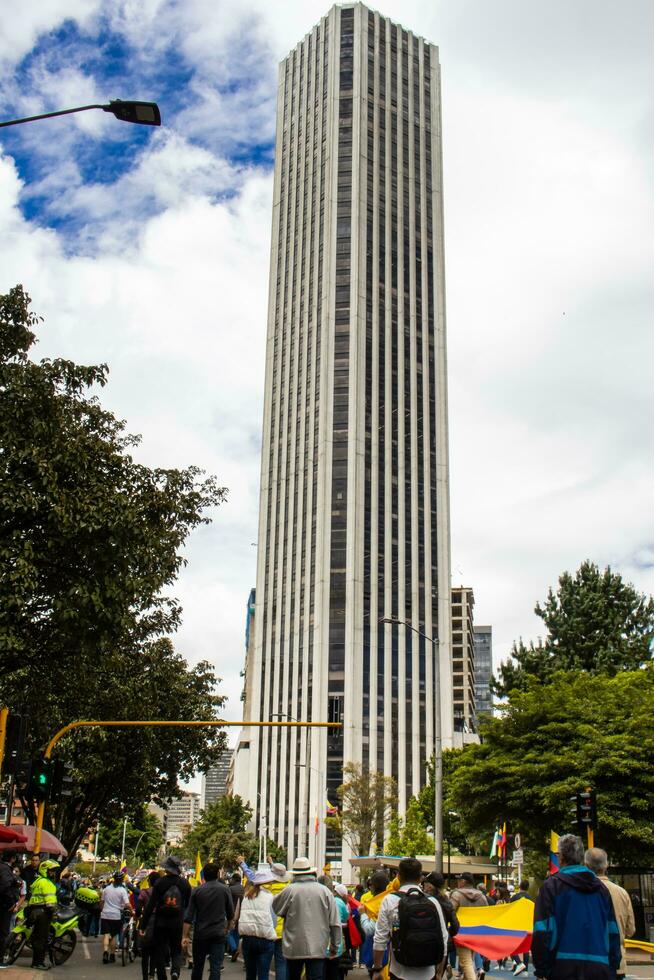 Bogota, Colombie, 16 août 2023. Mars demander pour gustave petro mise en accusation. paisible manifestation Mars dans Bogota Colombie contre le gouvernement de gustave petro appelé la marcha de la mairie. photo