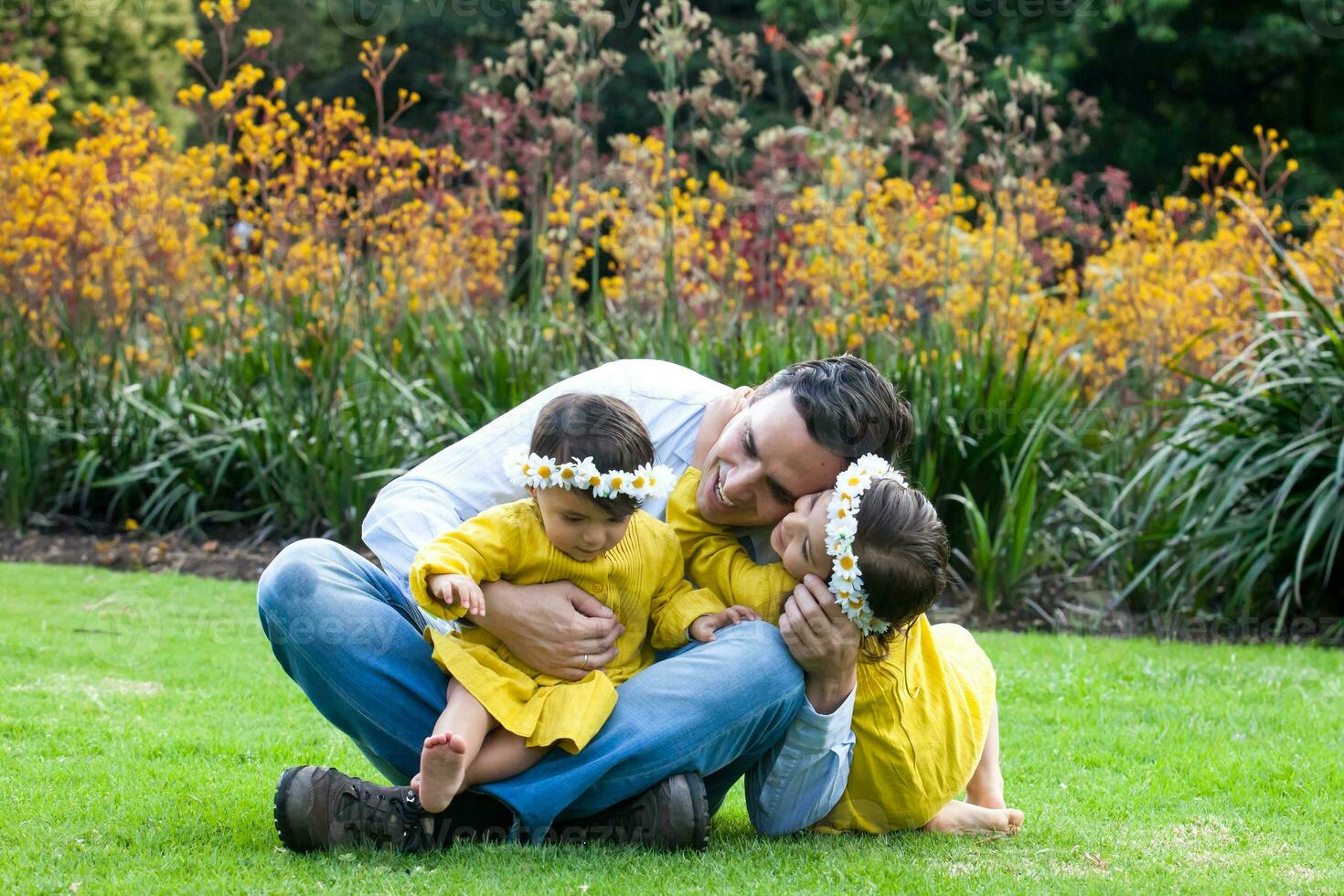 Jeune père ayant amusement en plein air avec le sien filles. paternité concept. bonheur concept. famille concept photo