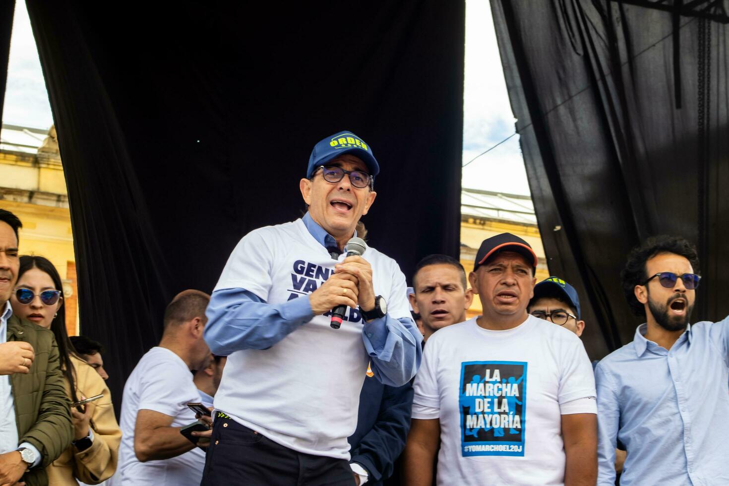 Bogota, Colombie, 16 août 2023. général Jorge Luis vargas à le Mars demander pour gustave petro mise en accusation. paisible manifestation. la marcha de la mairie. photo