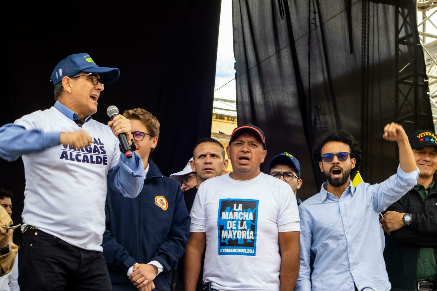 Bogota, Colombie, 16 août 2023. général Jorge Luis vargas à le Mars demander pour gustave petro mise en accusation. paisible manifestation. la marcha de la mairie. photo