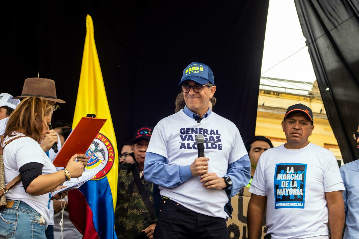 Bogota, Colombie, 16 août 2023. général Jorge Luis vargas à le Mars demander pour gustave petro mise en accusation. paisible manifestation. la marcha de la mairie. photo