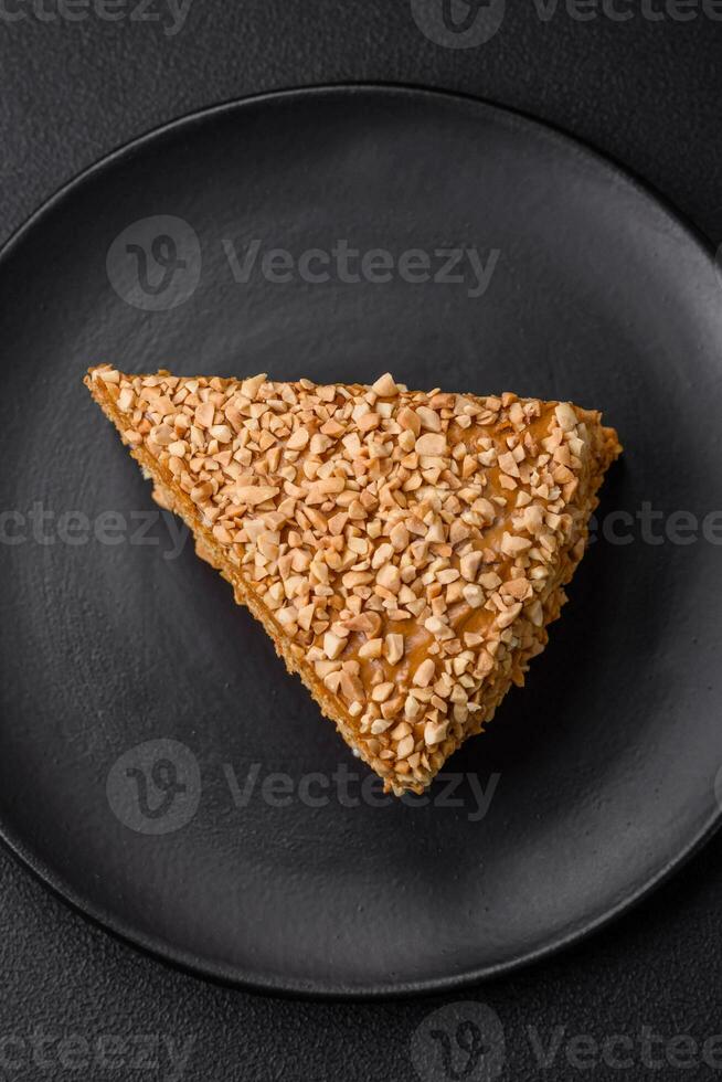 délicieux sucré bouffée gaufre gâteau avec crème et des noisettes Couper dans pièces photo